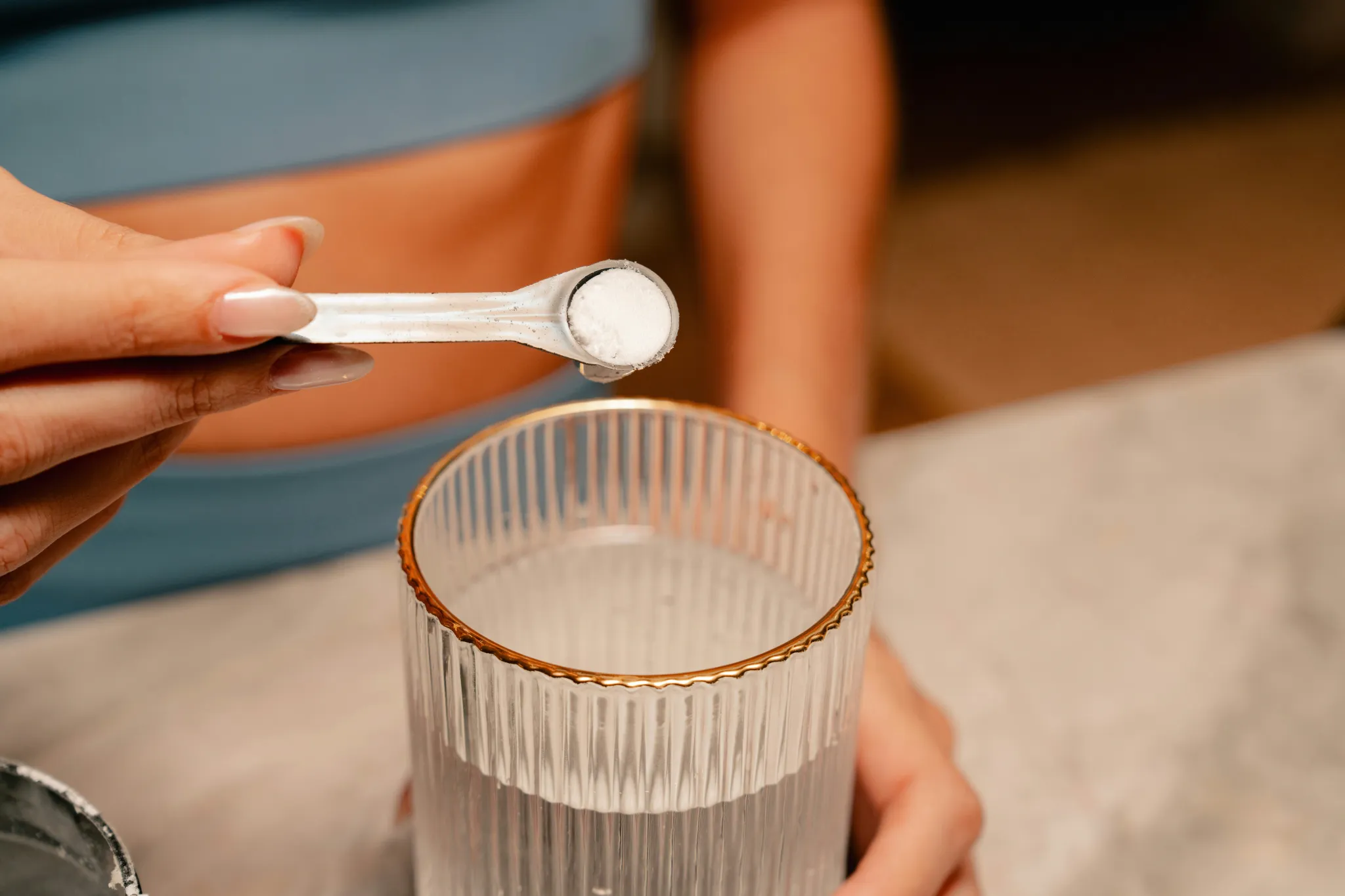 a person adding magnesium powder to a glass