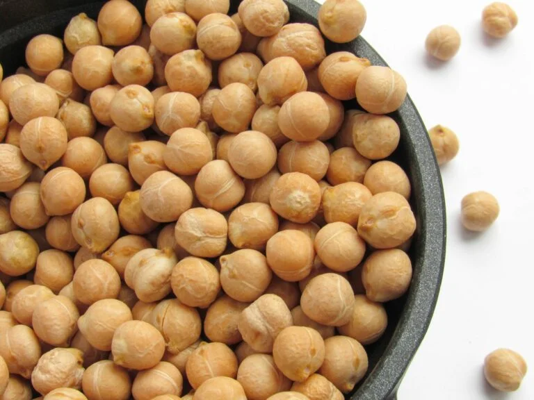Bowl of dried chickpeas, a good source of vitamin B6