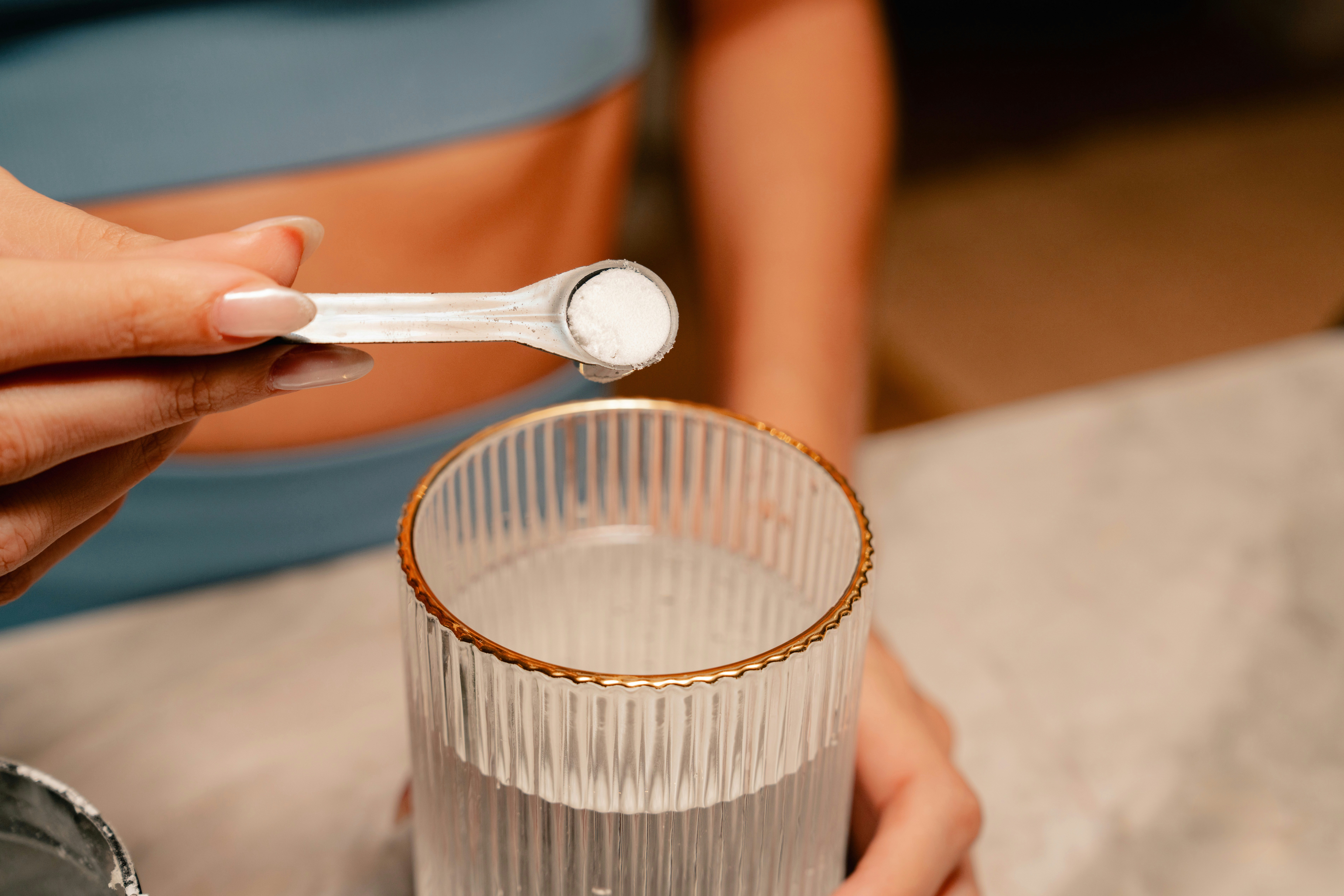 a person adding magnesium powder to a glass